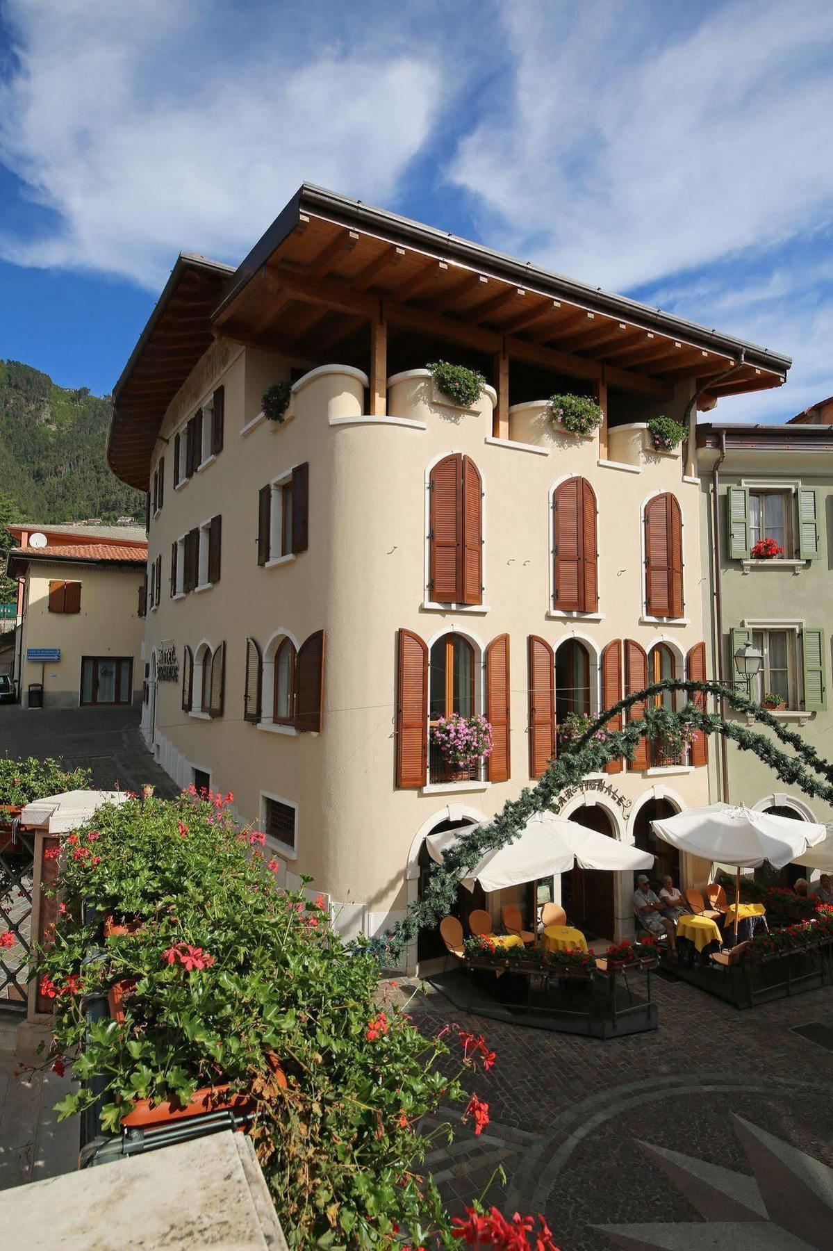Garni Hotel Tignale Exteriör bild